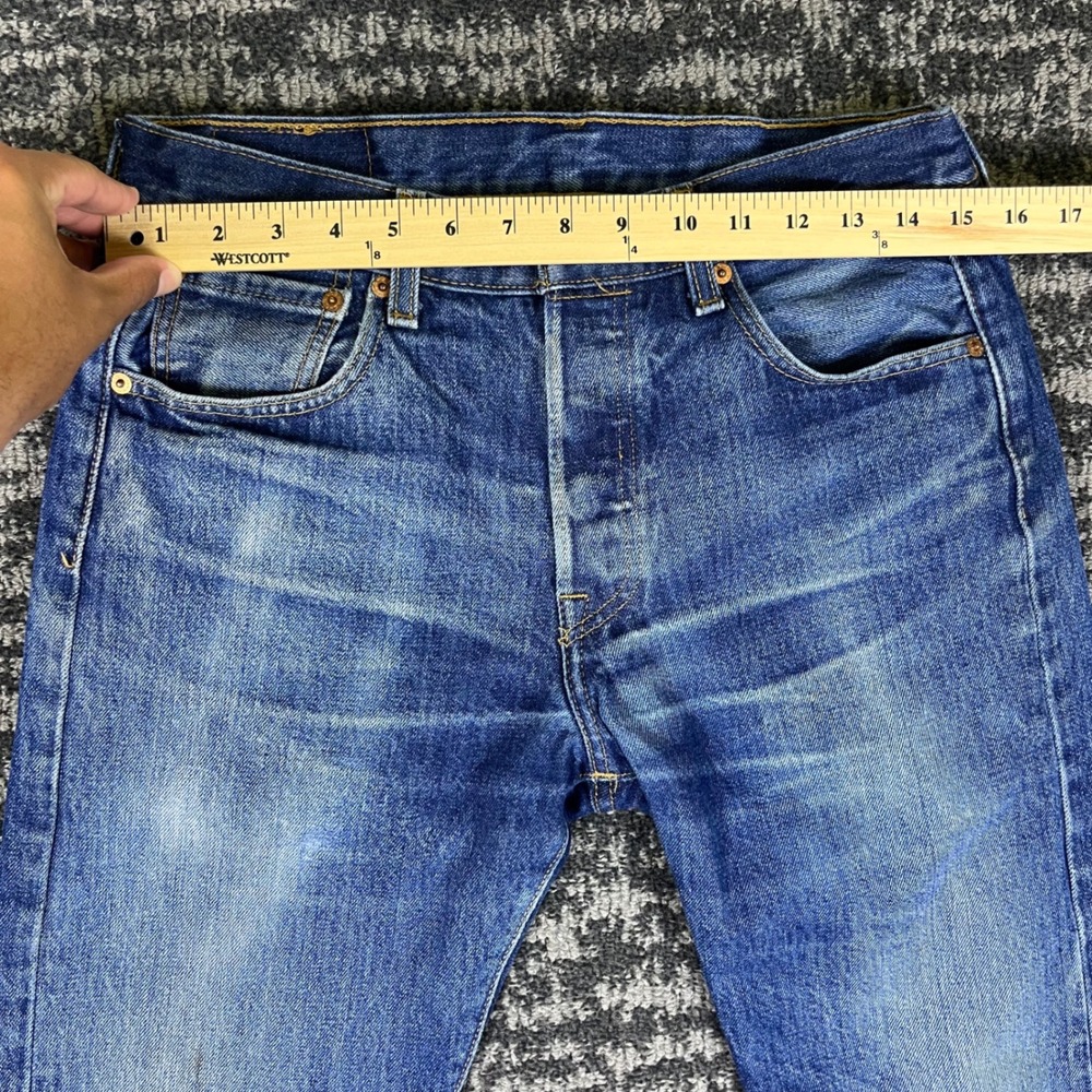 Levi's 501 Jeans Mens 31x29 Blue Medium Wash Vintage Straight Leg Button Fly - Picture 5 of 14